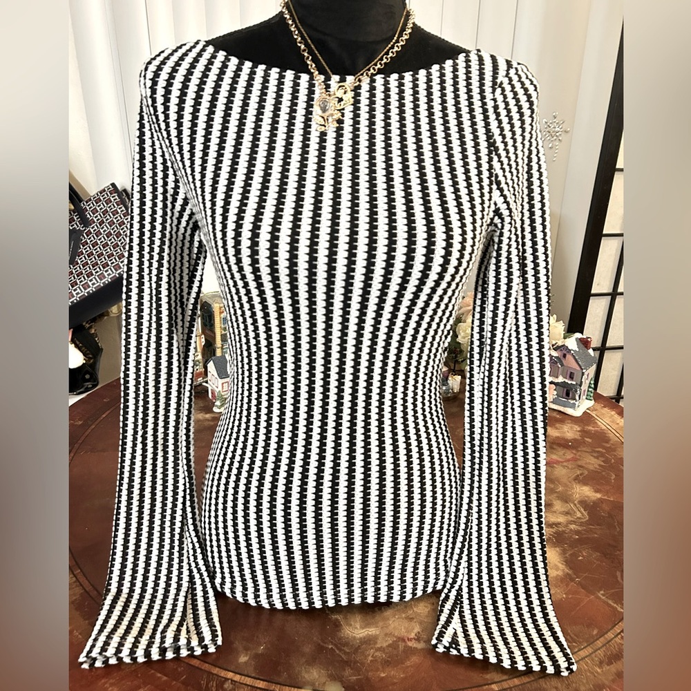 SHEIN Black/White patterned Open-Back Bell-Sleeved Blouse Size Large NWOT